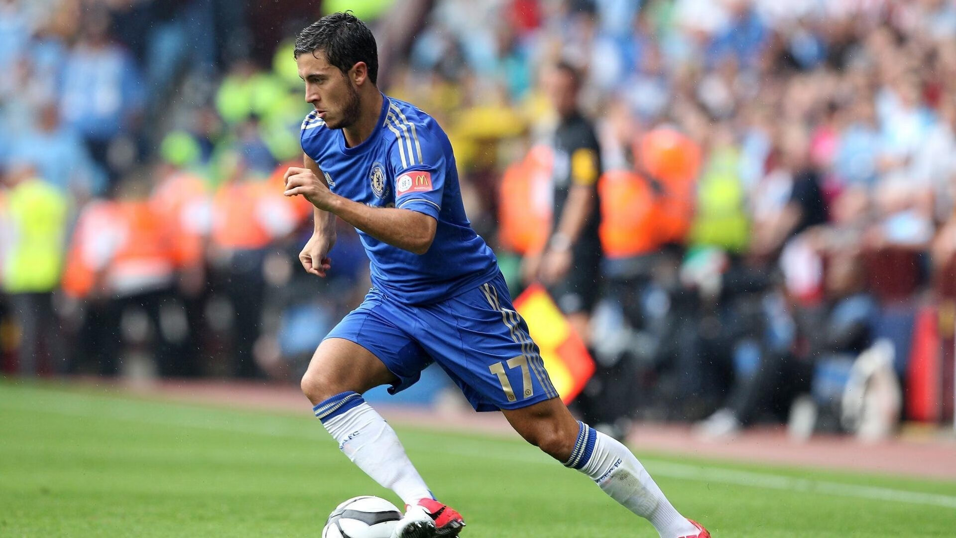 纷纷扰扰的场上战斗，队员拼搏拼杀，纷纷扰扰什么意思_