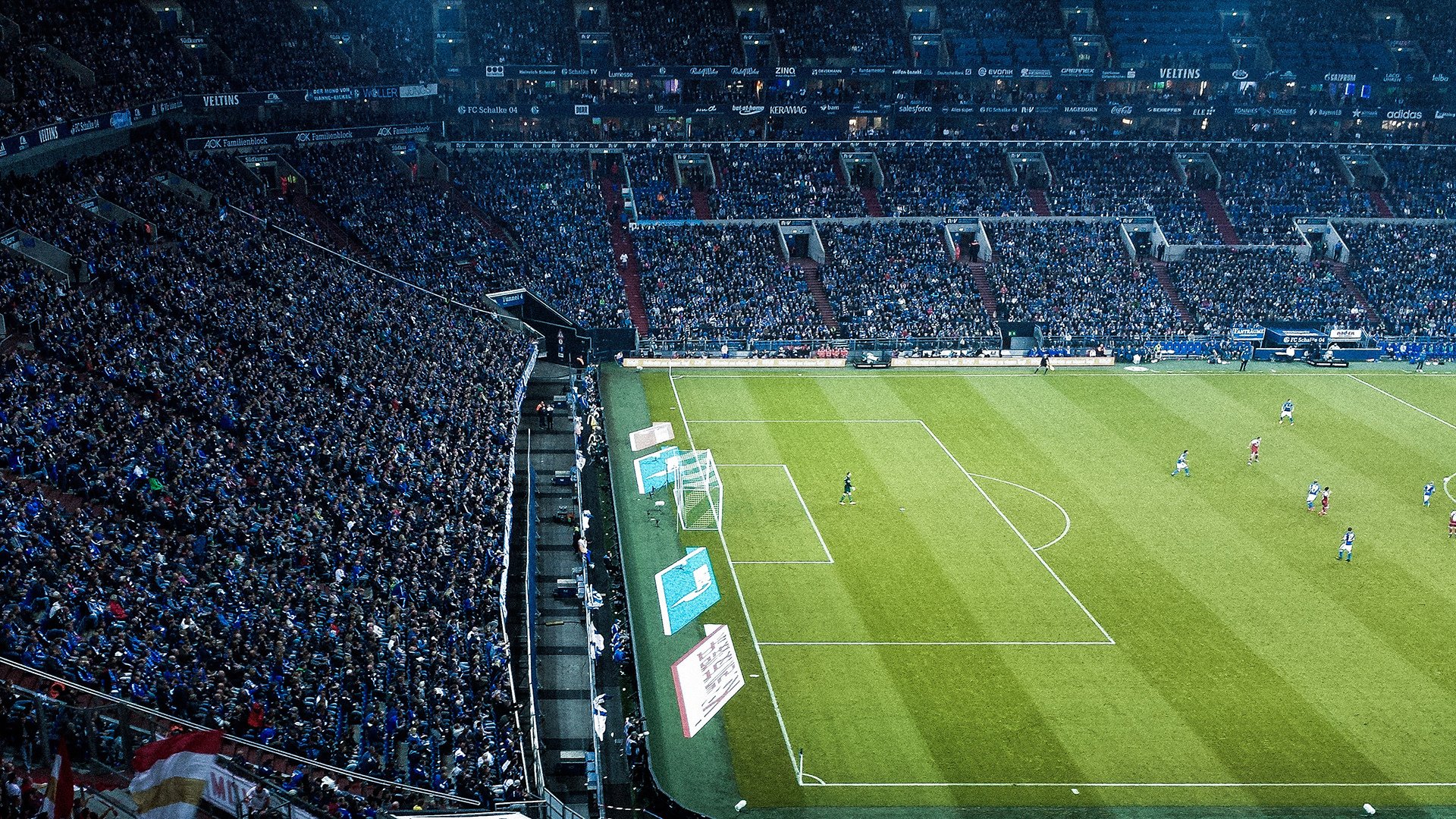 《电子竞技广告新玩法:创新营销引爆粉丝热情》,电子竞技宣传海报